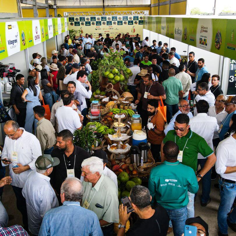 Público visitando estande na feira